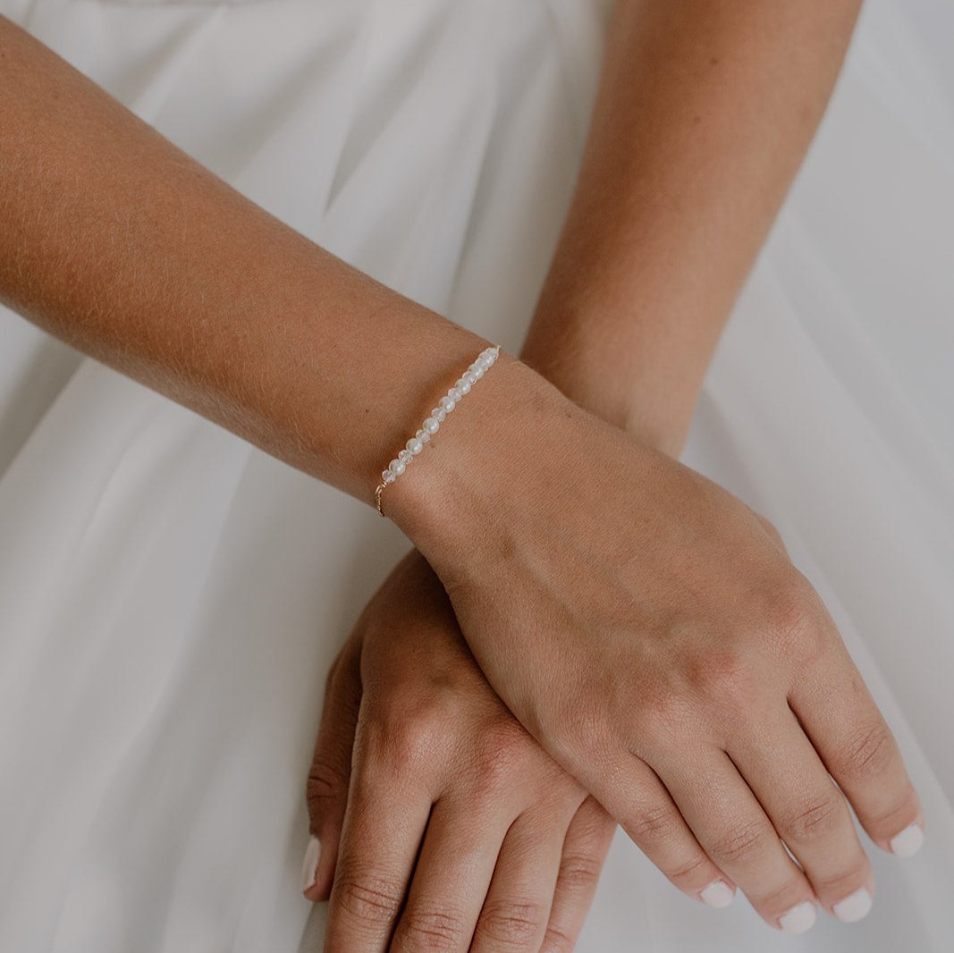 Mila Armband Hochzeit mit Perlen dezent, Perlenarmband Hochzeit in der Farbe Gold  