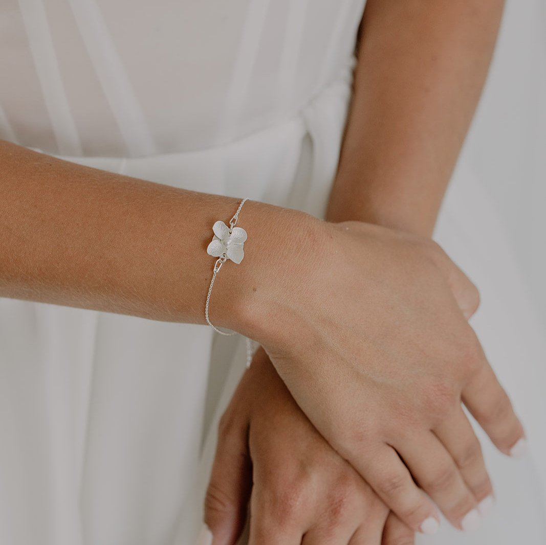 Victoria Armband Hochzeit mit Blüte und Blume dezent in der Farbe Silber 