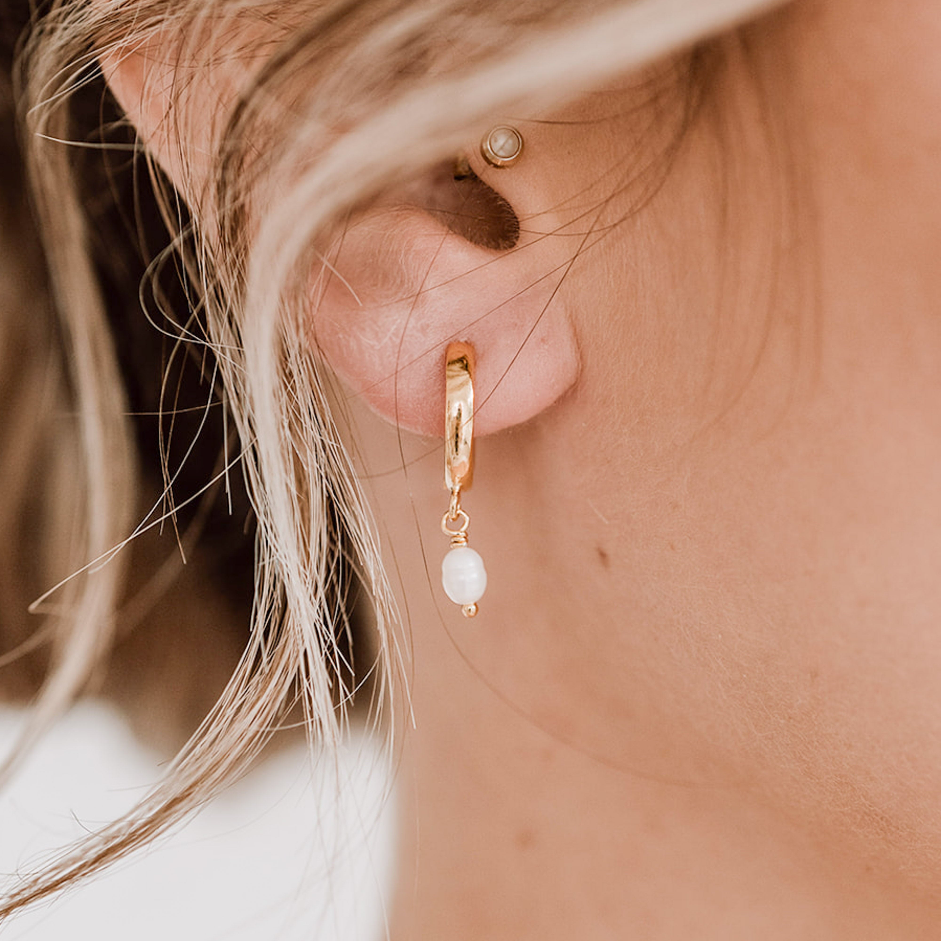 Amelie | Ohrringe Hochzeit, Creolen mit kleiner Perle
