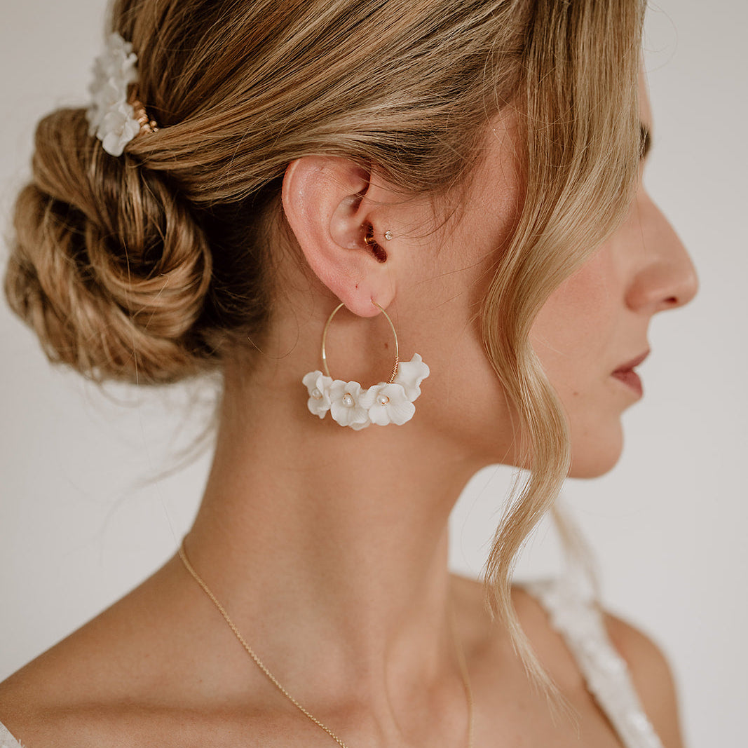 Coco Creolen klein | weiße Blüten