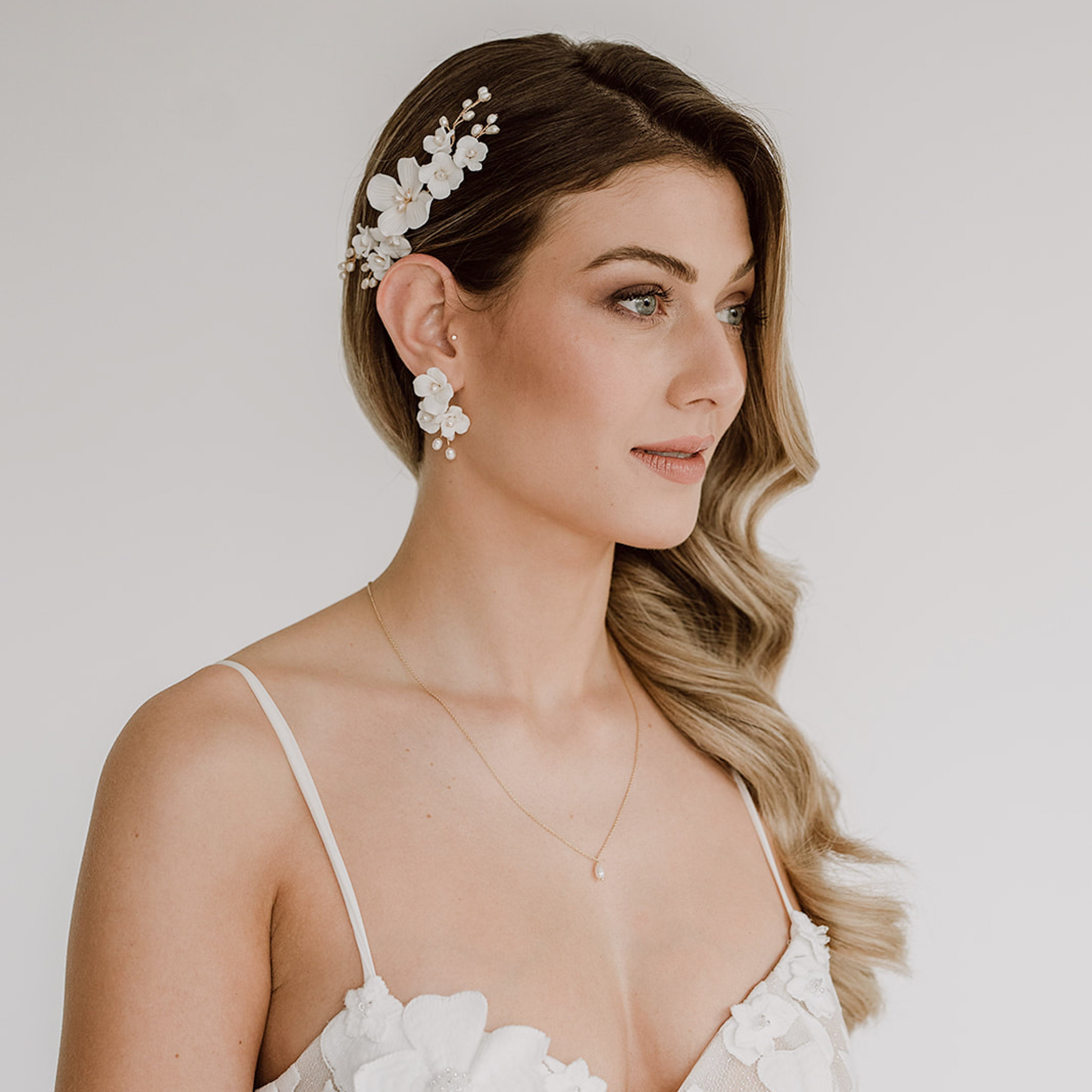 Coco | Brauthaarschmuck - Haarkamm mit weißen Blüten und echten Perlen