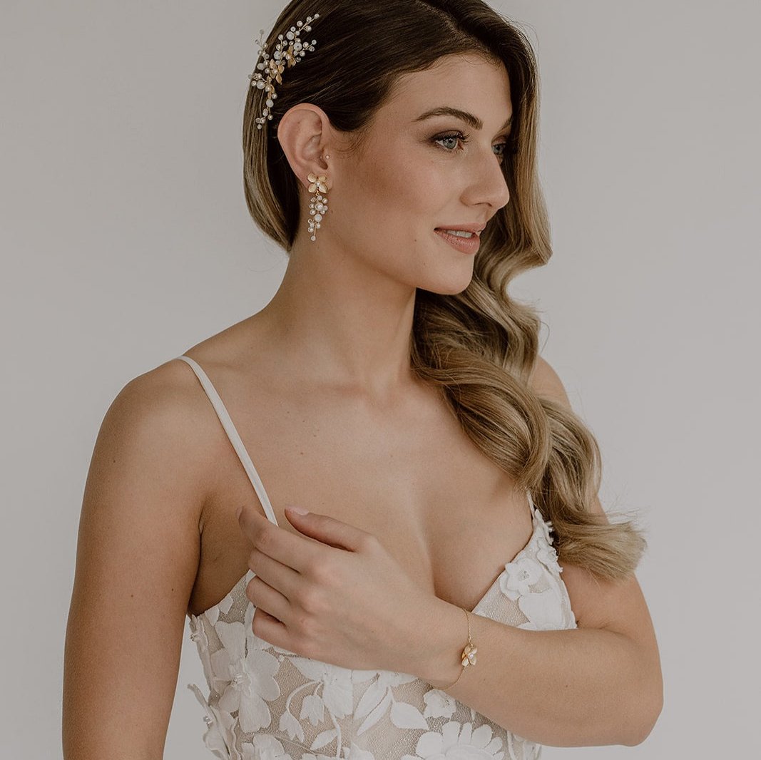 Victoria Armband Hochzeit mit Blüte und Blume dezent in der Farbe Gold 