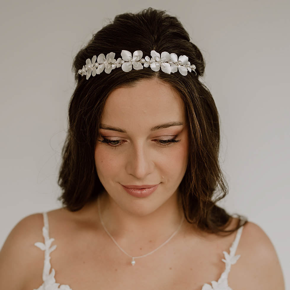 Vika | Hochzeit Haarschmuck, Haarreif mit Blüten und Perlen