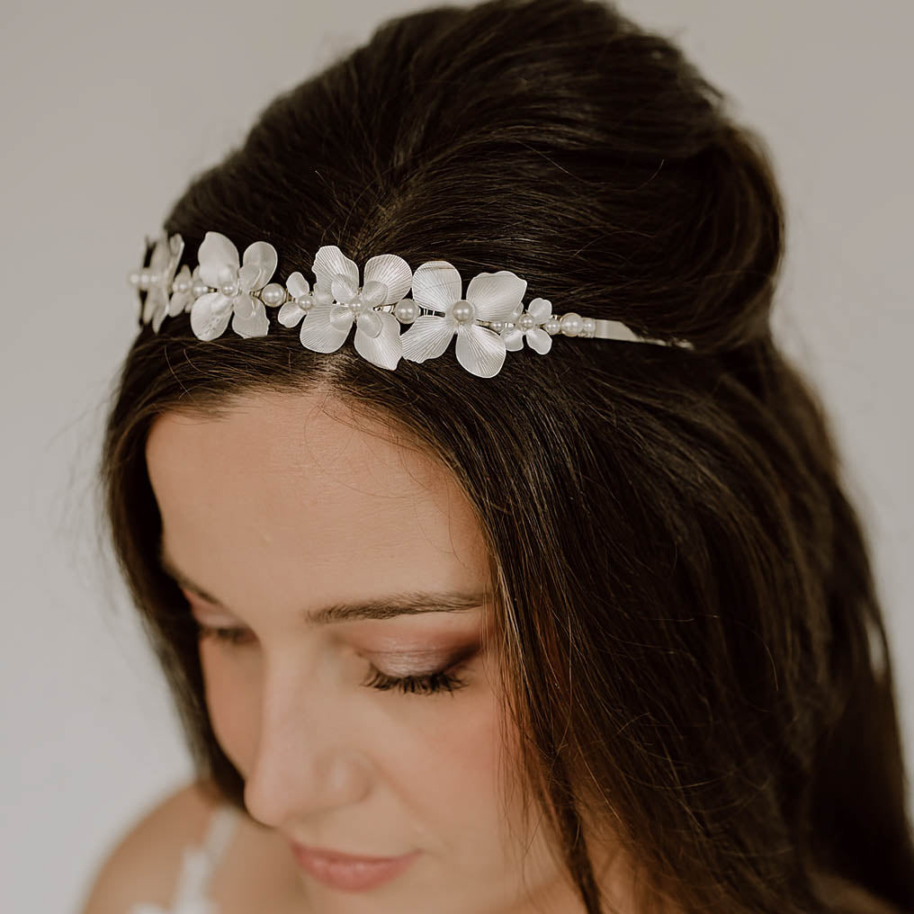 Vika | Hochzeit Haarschmuck, Haarreif mit Blüten und Perlen