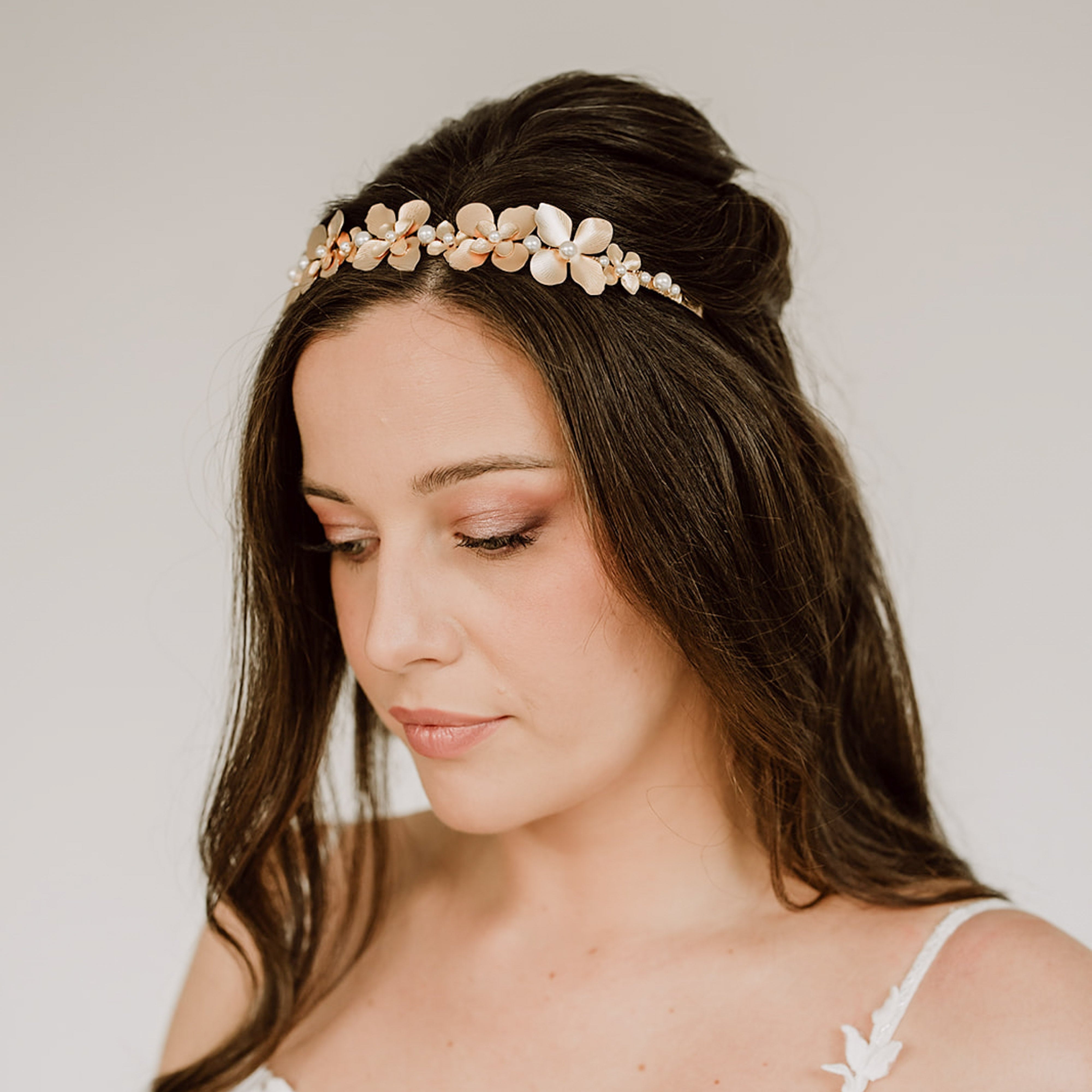 Vika | Hochzeit Haarschmuck - Haarreif mit Blüten und Perlen