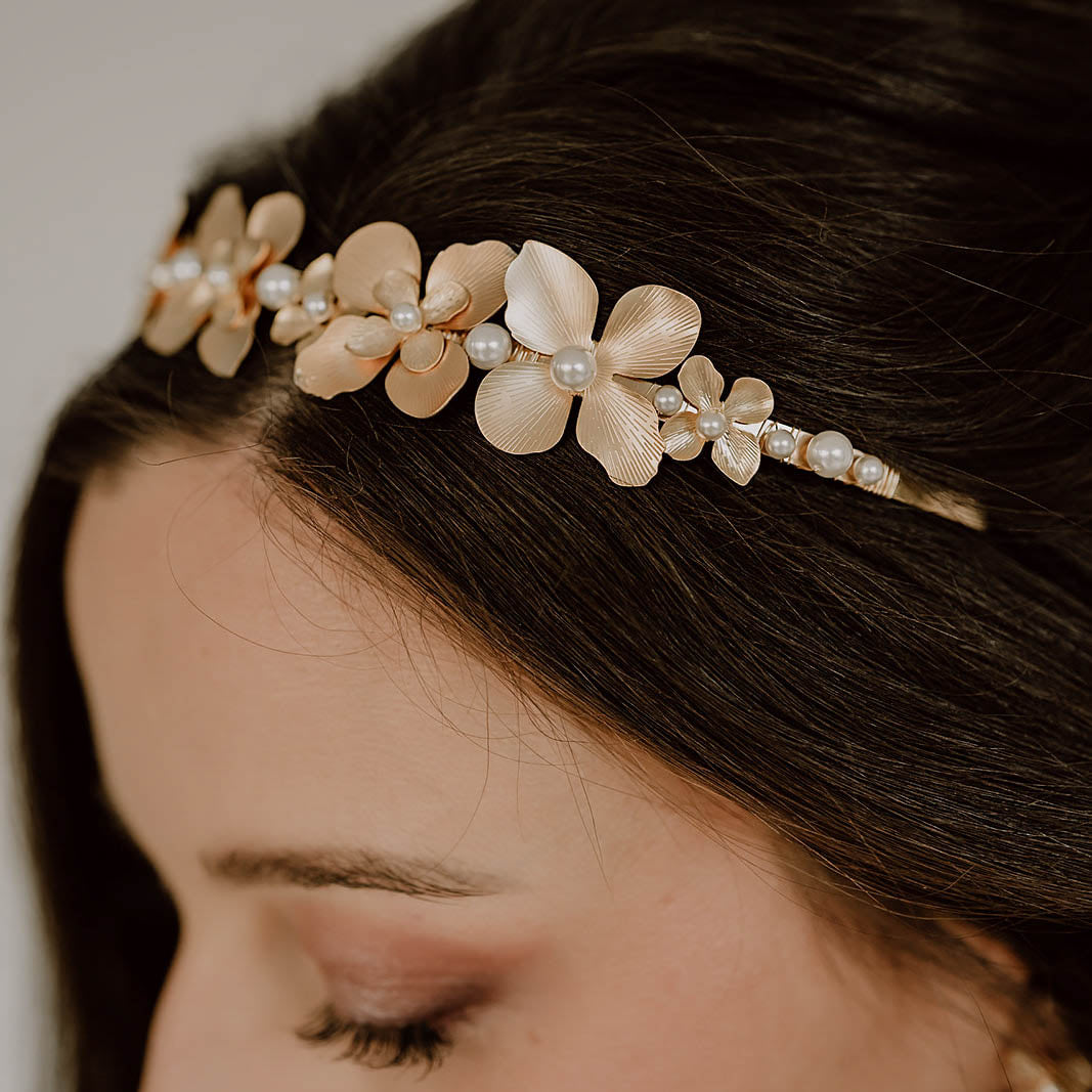 Vika | Hochzeit Haarschmuck, Haarreif mit Blüten und Perlen