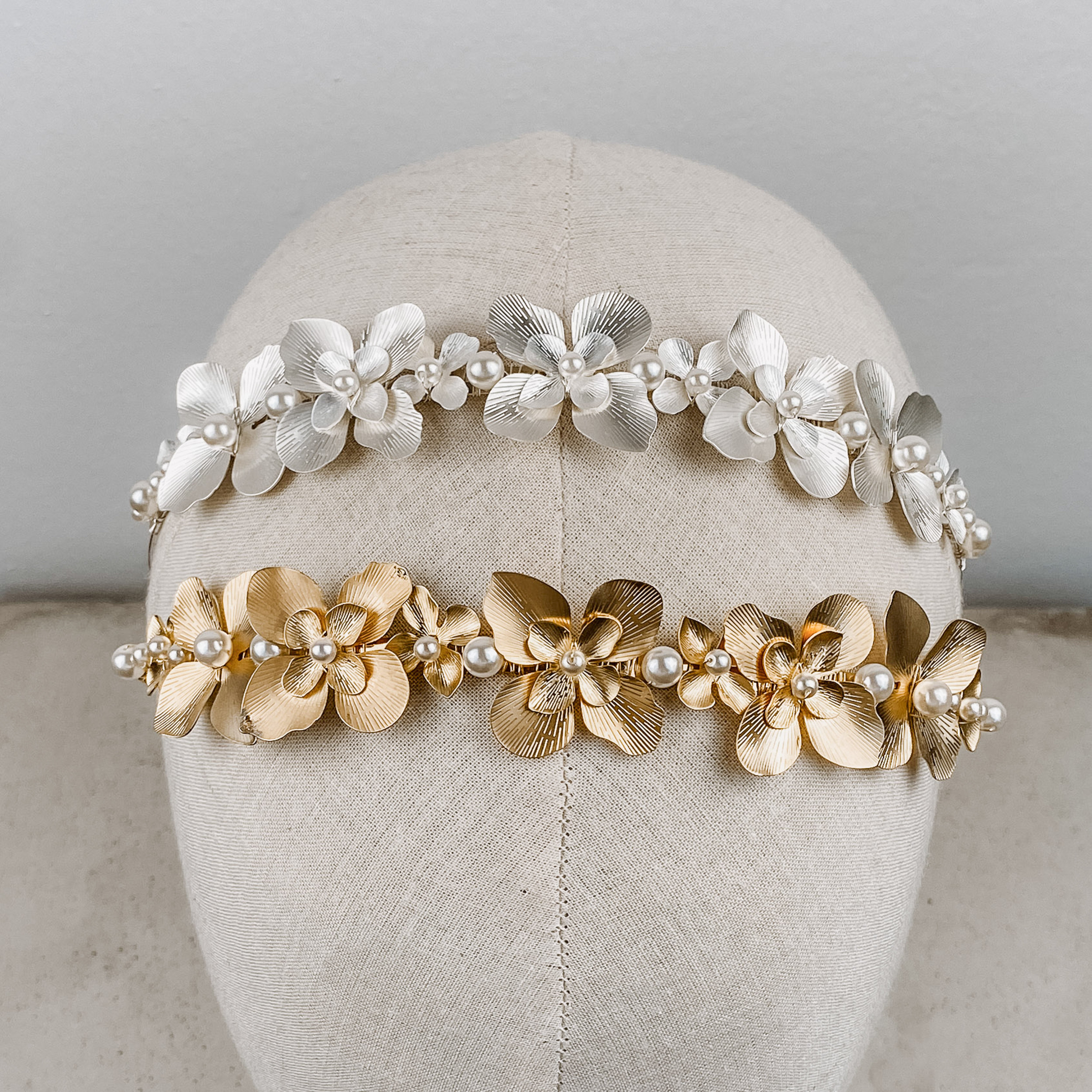 Vika | Hochzeit Haarschmuck - Haarreif mit Blüten und Perlen