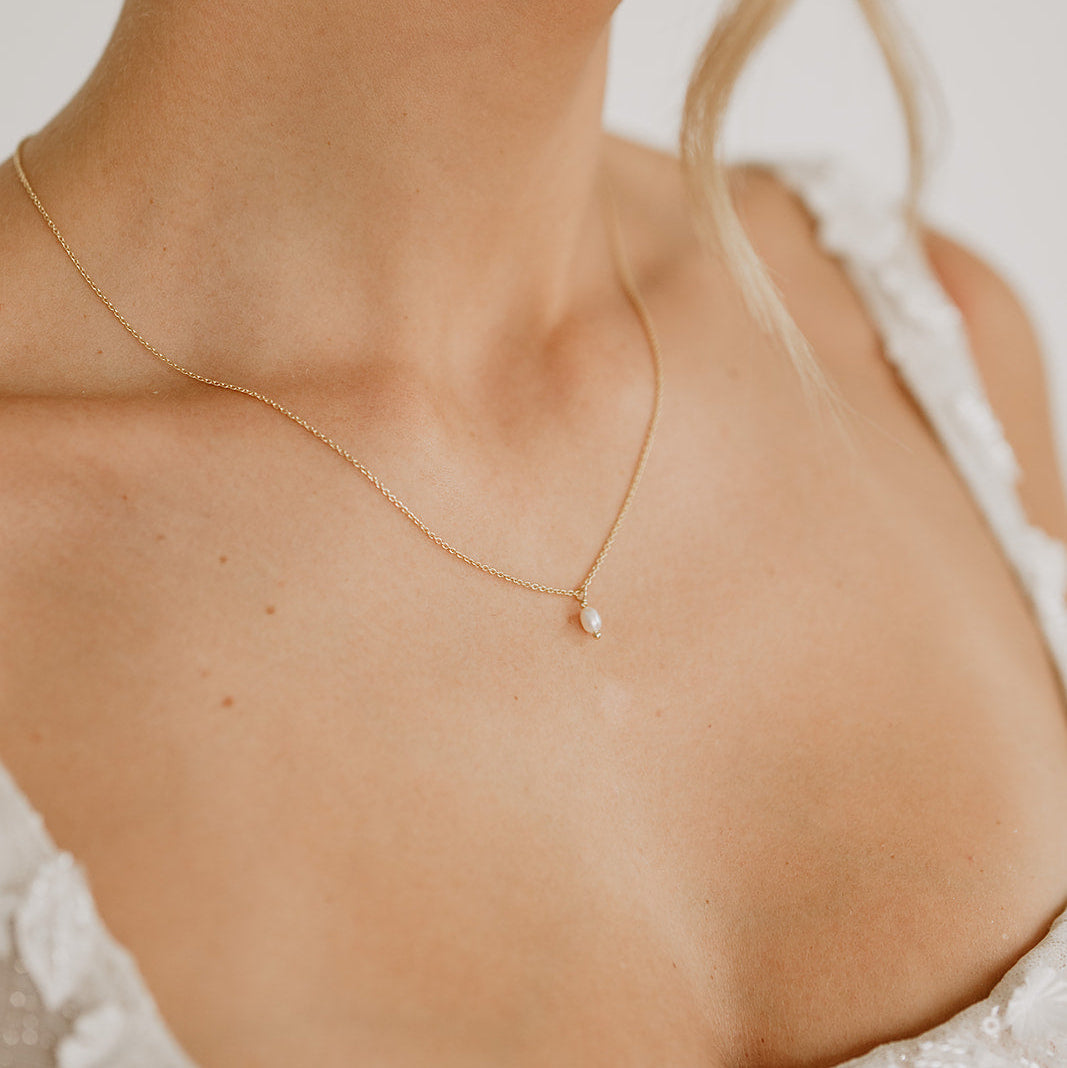 Amelie | Brauthalskette mit kleiner echter Perle