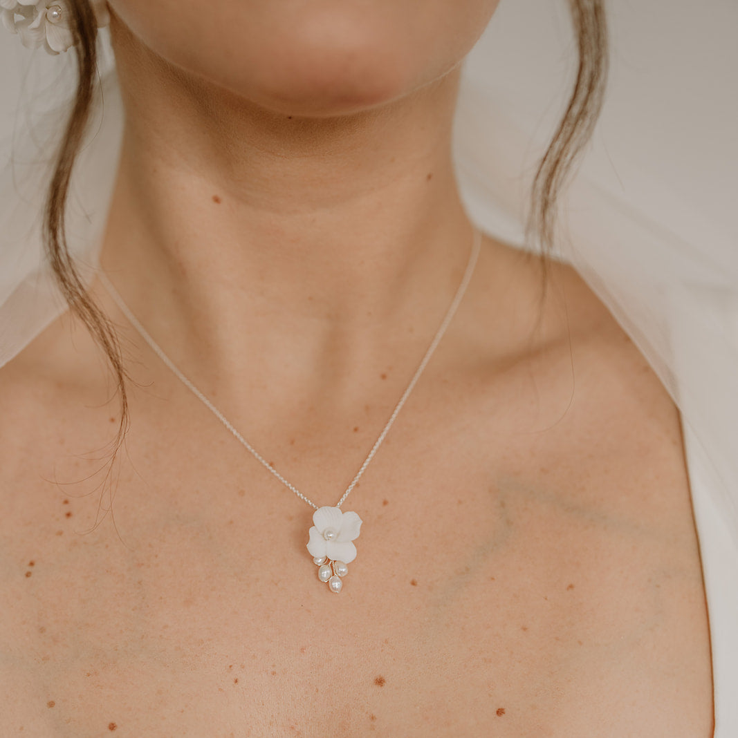 Coco | Braut Halskette mit weißer Blüte
