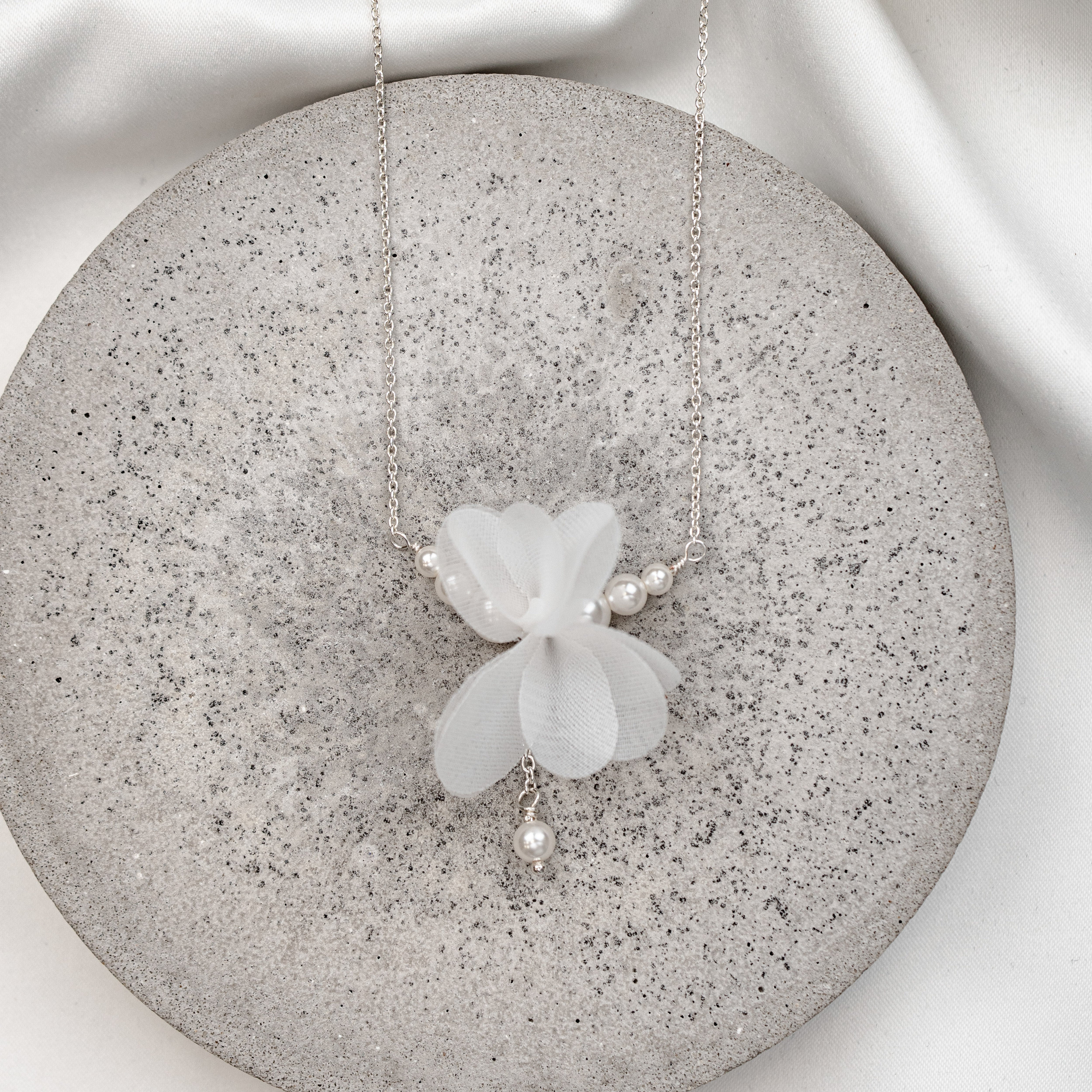 Flora | Braut Halskette mit weißer Blüte