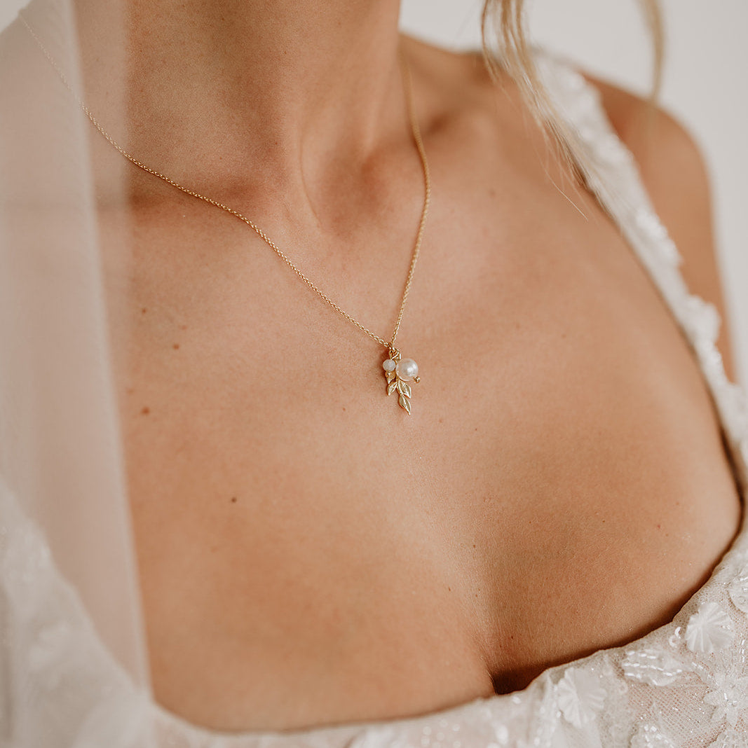 Resi | Halskette Braut mit Blatt und Perlen