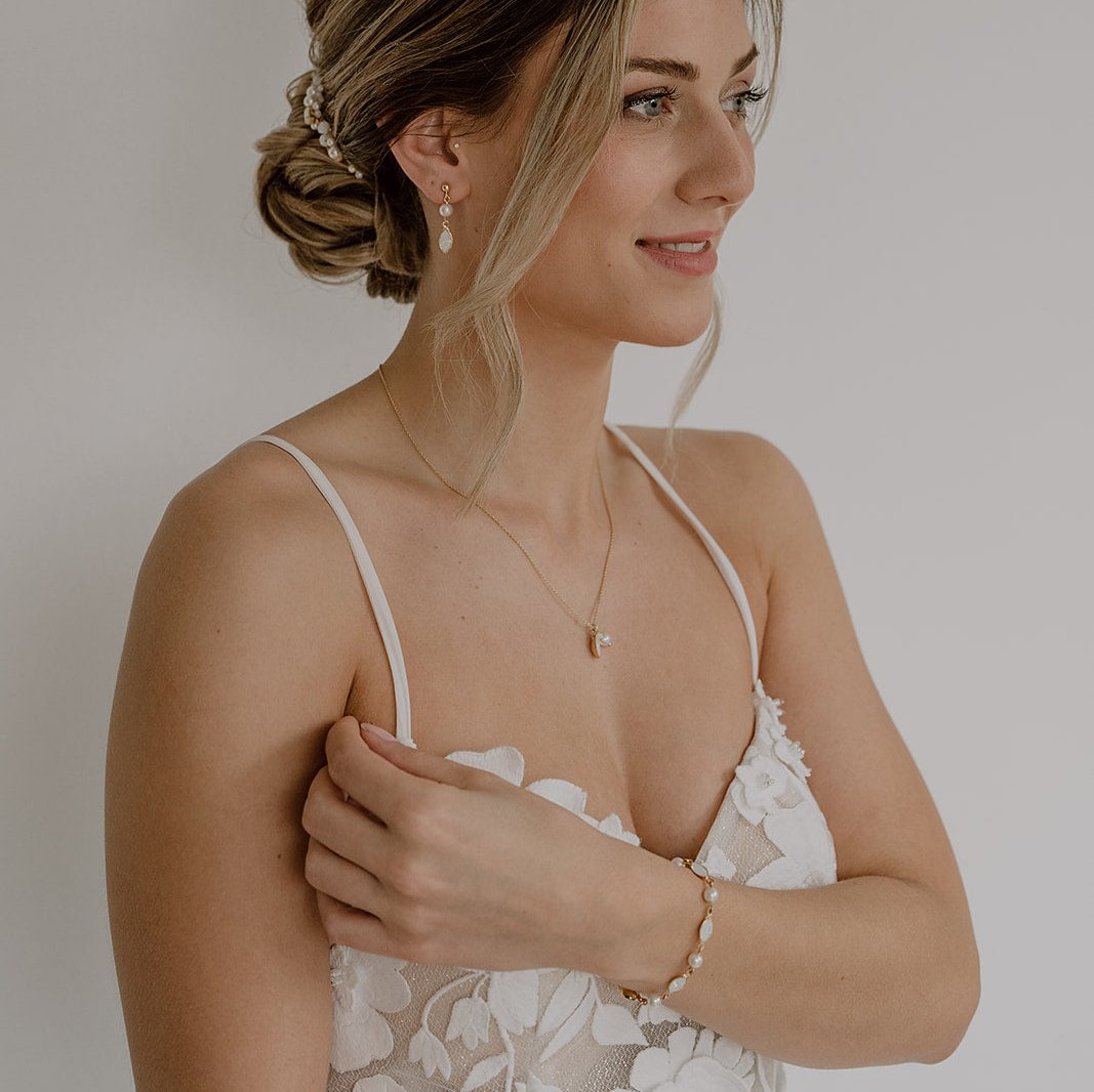 Kylie Armband Hochzeit mit Perlen und Kristallen in der Farbe Gold 