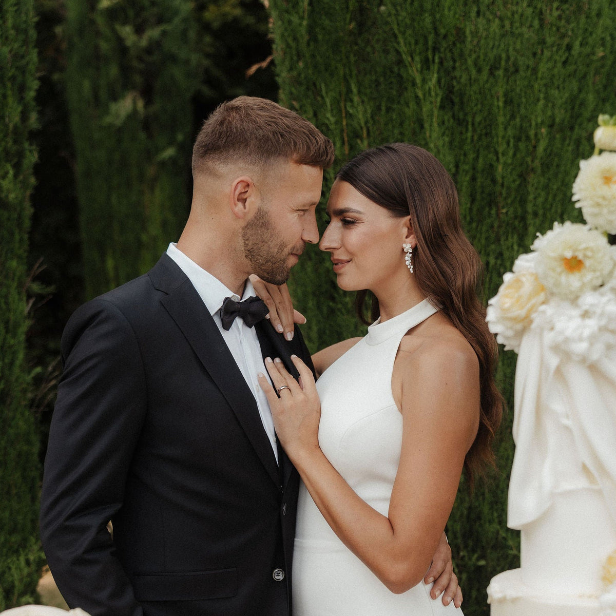 Braut trägt die Brautohrringe Babsi in Silber mit floralen Blüten und veganen Perlen an ihrem Hochzeitstag