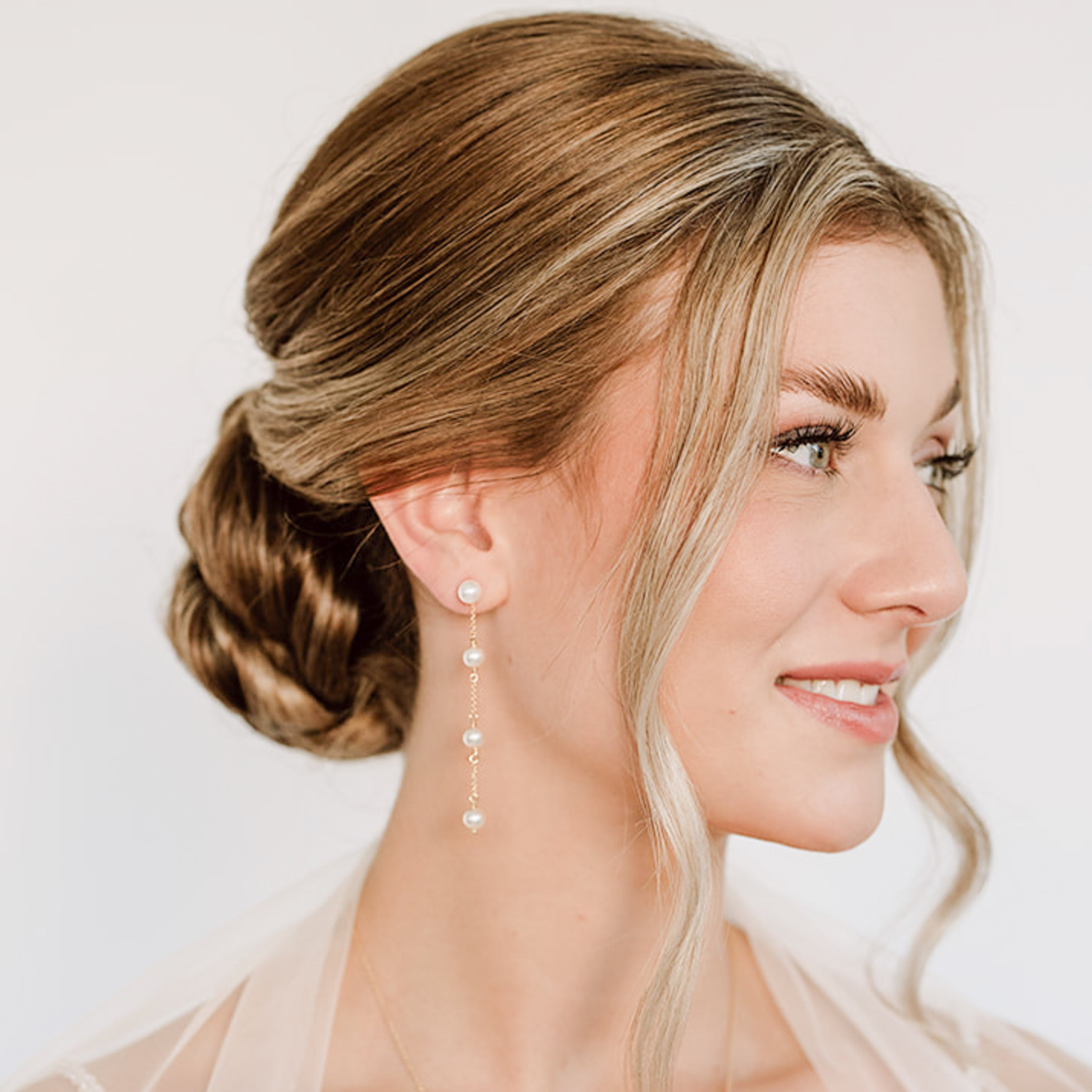 Lola | Ohrringe Hochzeit mit Perlen hängend