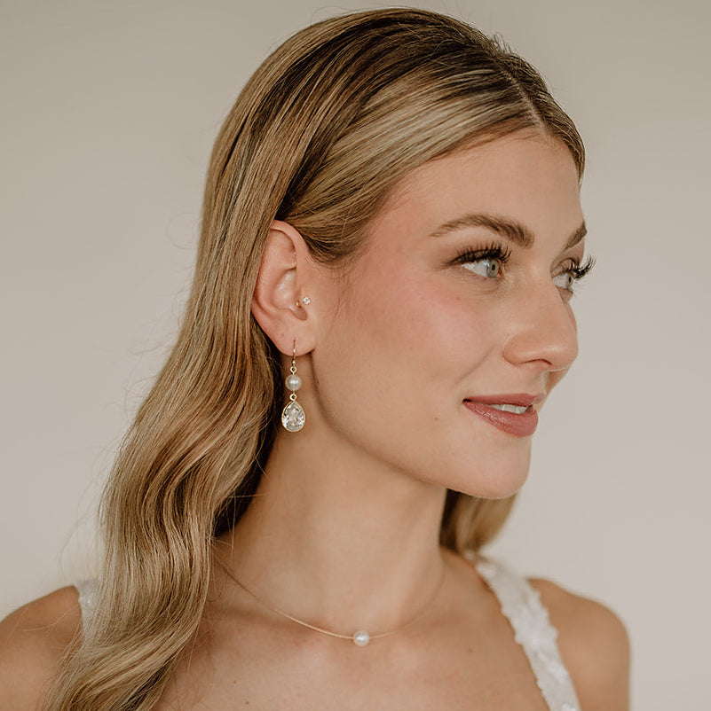 Sally | Ohrringe Hochzeit hängend mit Perle und Kristalltropfen