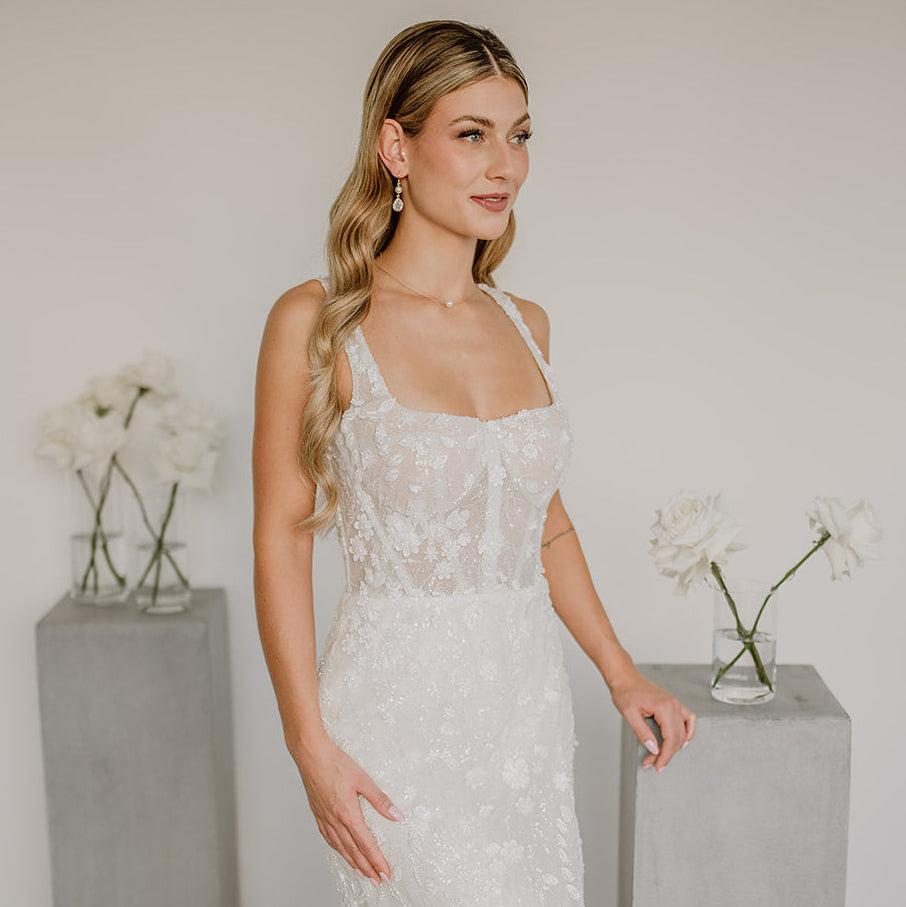 Sally | Ohrringe Hochzeit hängend mit Perle und Kristalltropfen