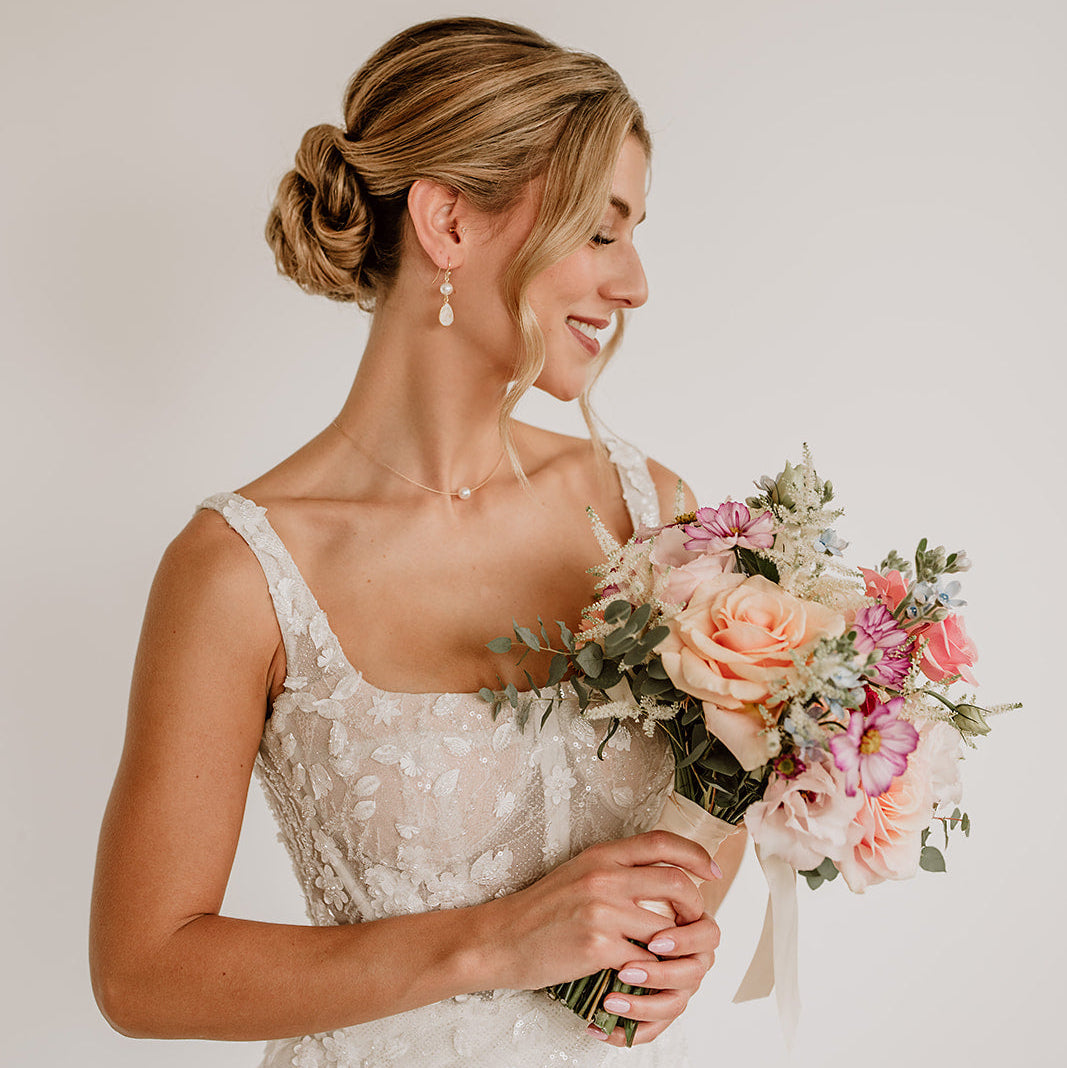 Sally | Ohrringe Hochzeit hängend mit Perle und Kristalltropfen