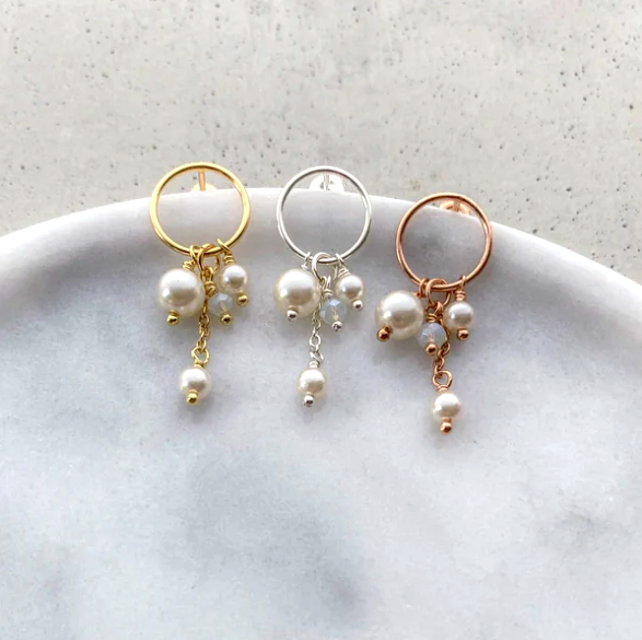 Im Vergleich - Braut Ohrringe Tonia in Gold, Silber und Roségold mit unterschiedlich großen, veganen Perlen und Kristallperlen