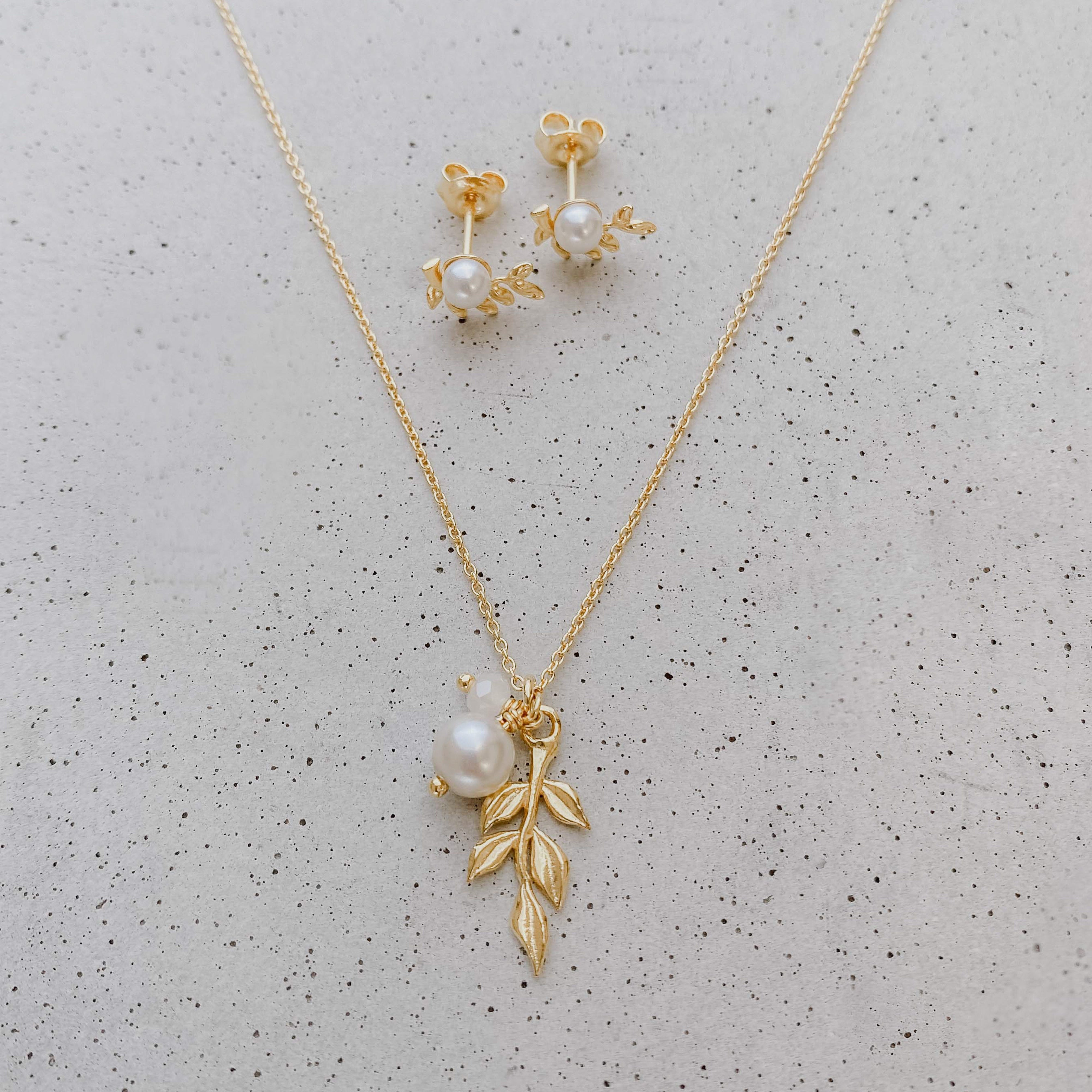 Resi | Brautohrstecker mit Blättern und Perle