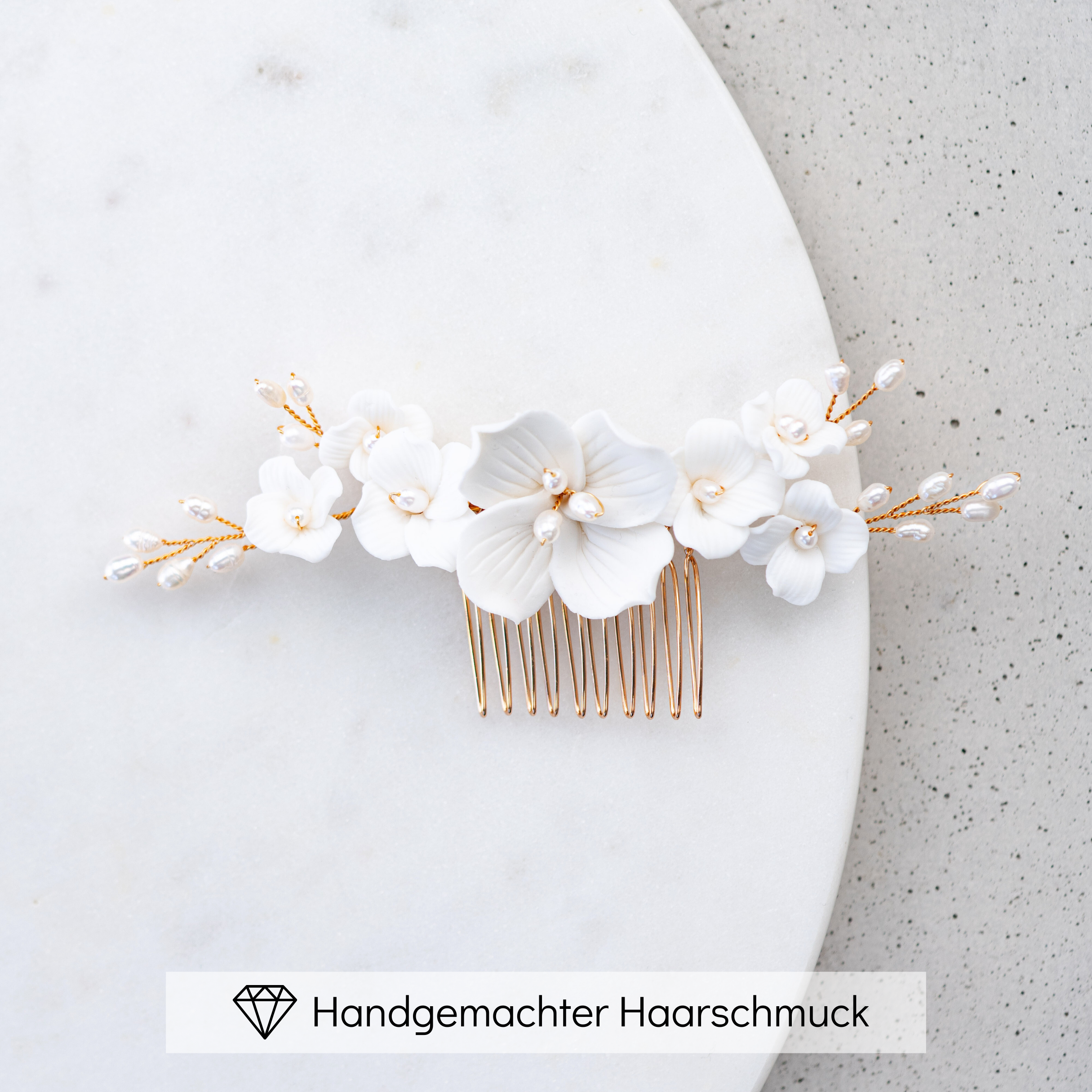 Coco | Brauthaarschmuck - Haarkamm mit weißen Blüten und echten Perlen
