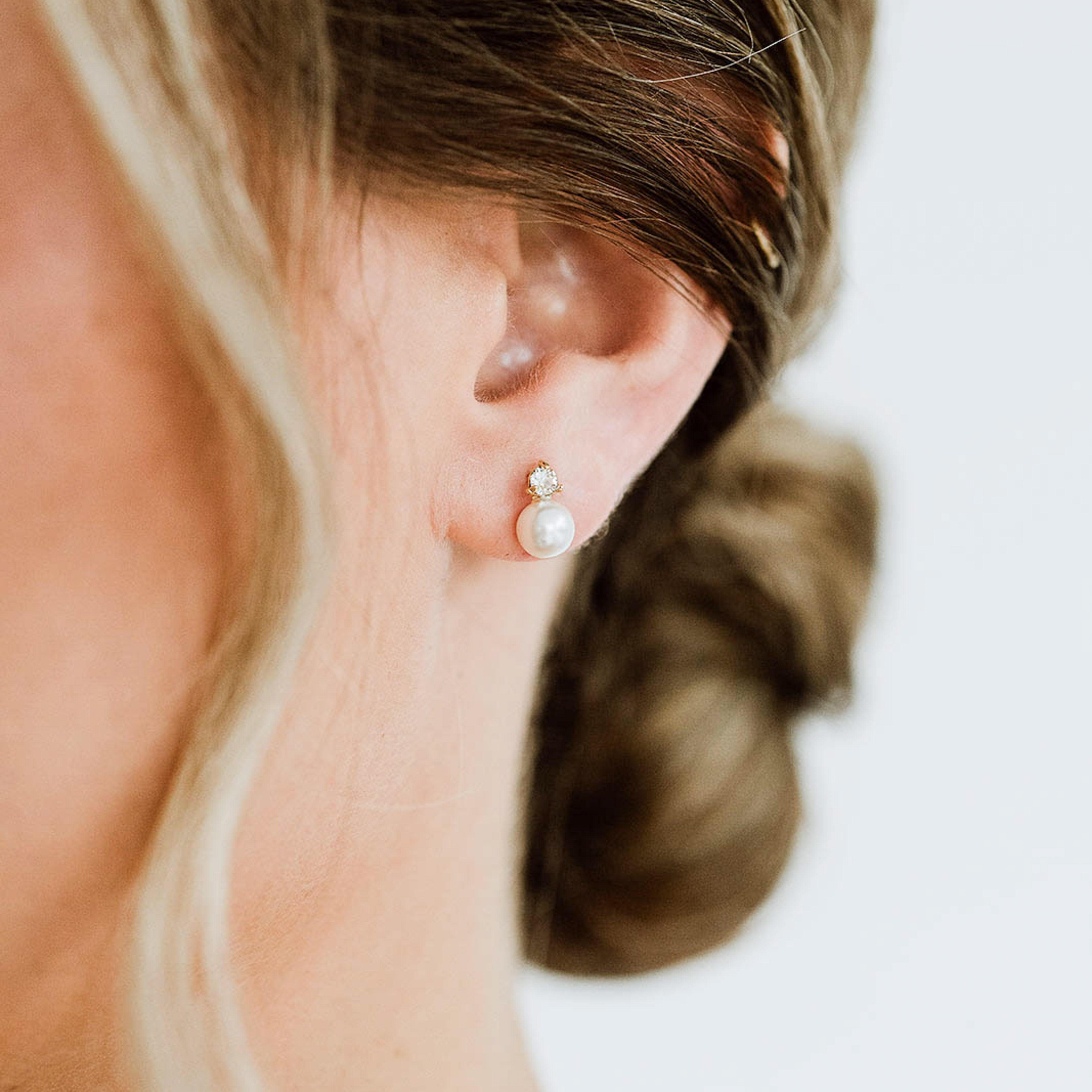 Smilla | zarte Brautohrstecker mit Zirkonia und Perle