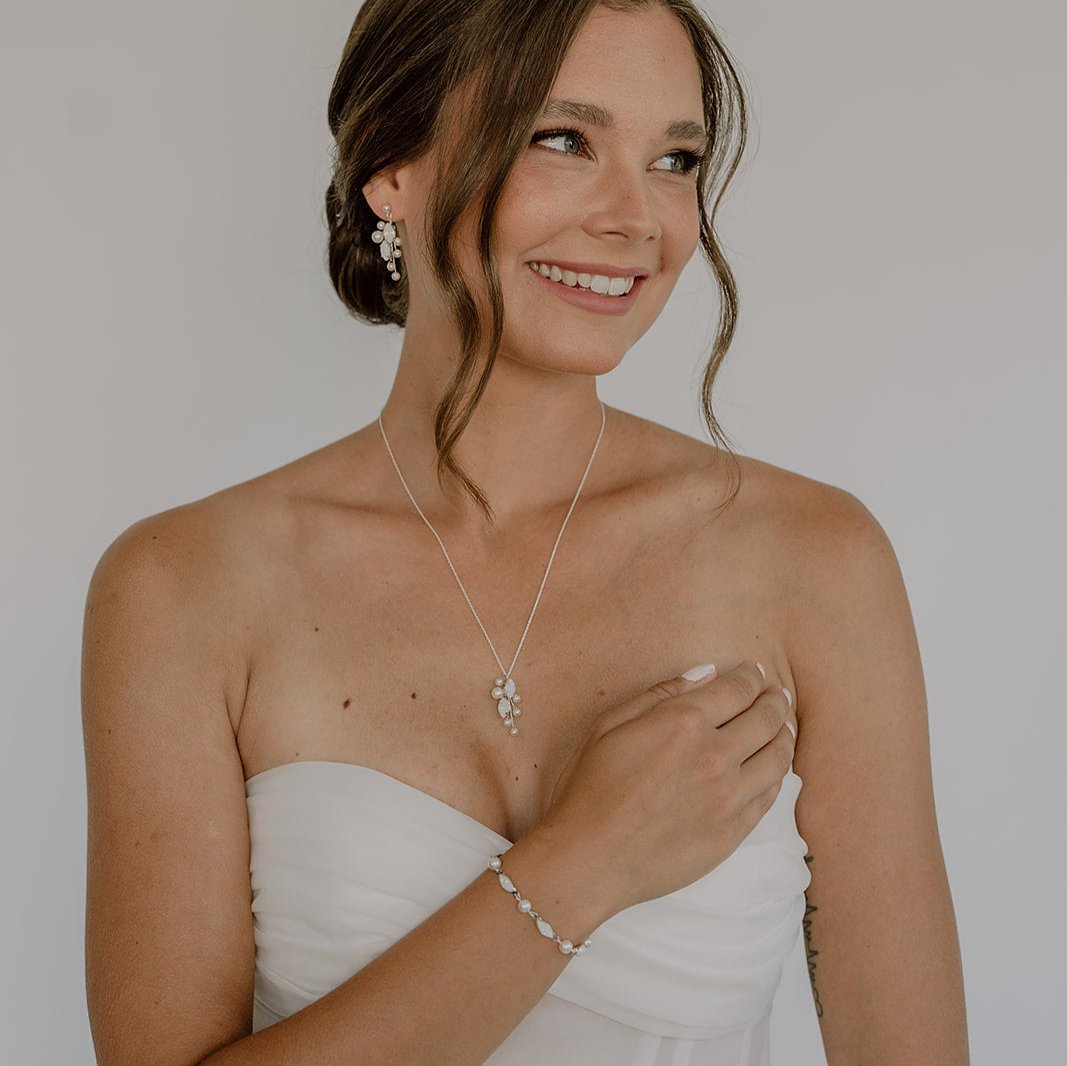 Kylie Armband Hochzeit mit Perlen und Kristallen in der Farbe Silber 