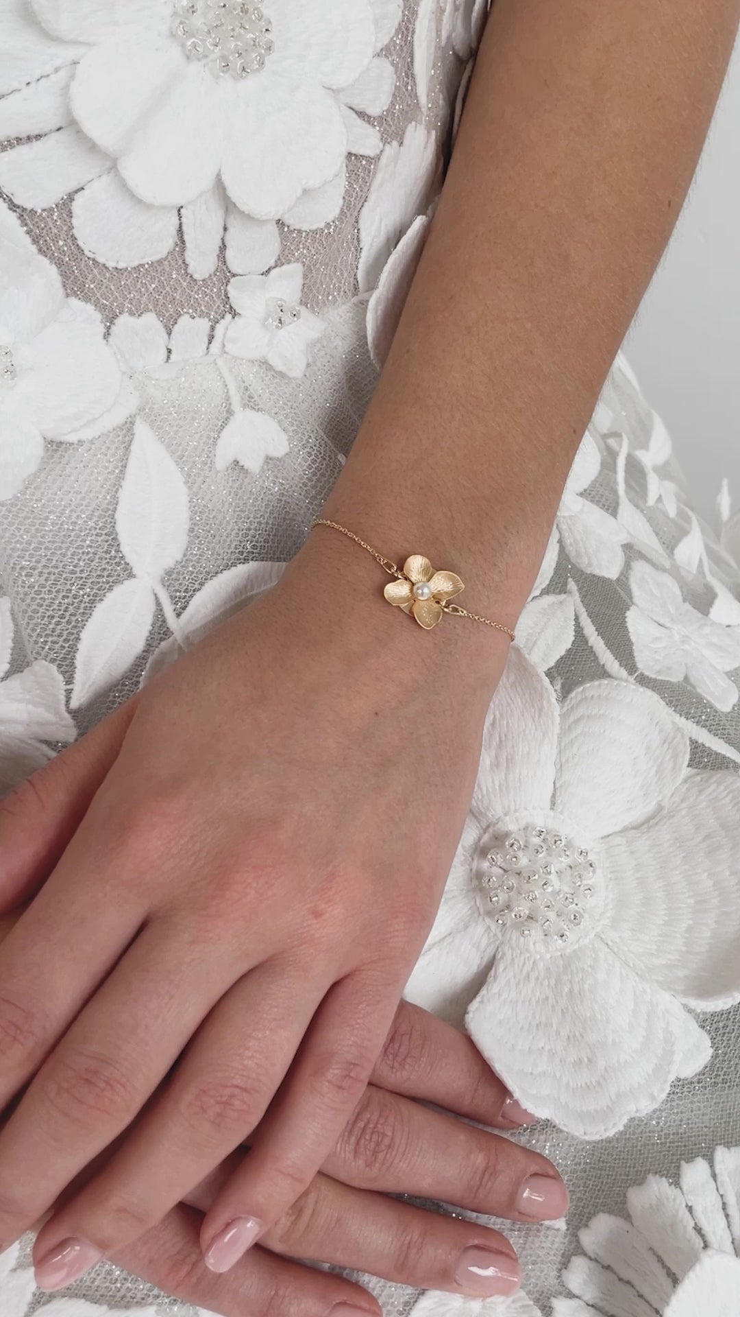 Victoria Armband Hochzeit mit Blüte und Blume dezent in der Farbe Gold 